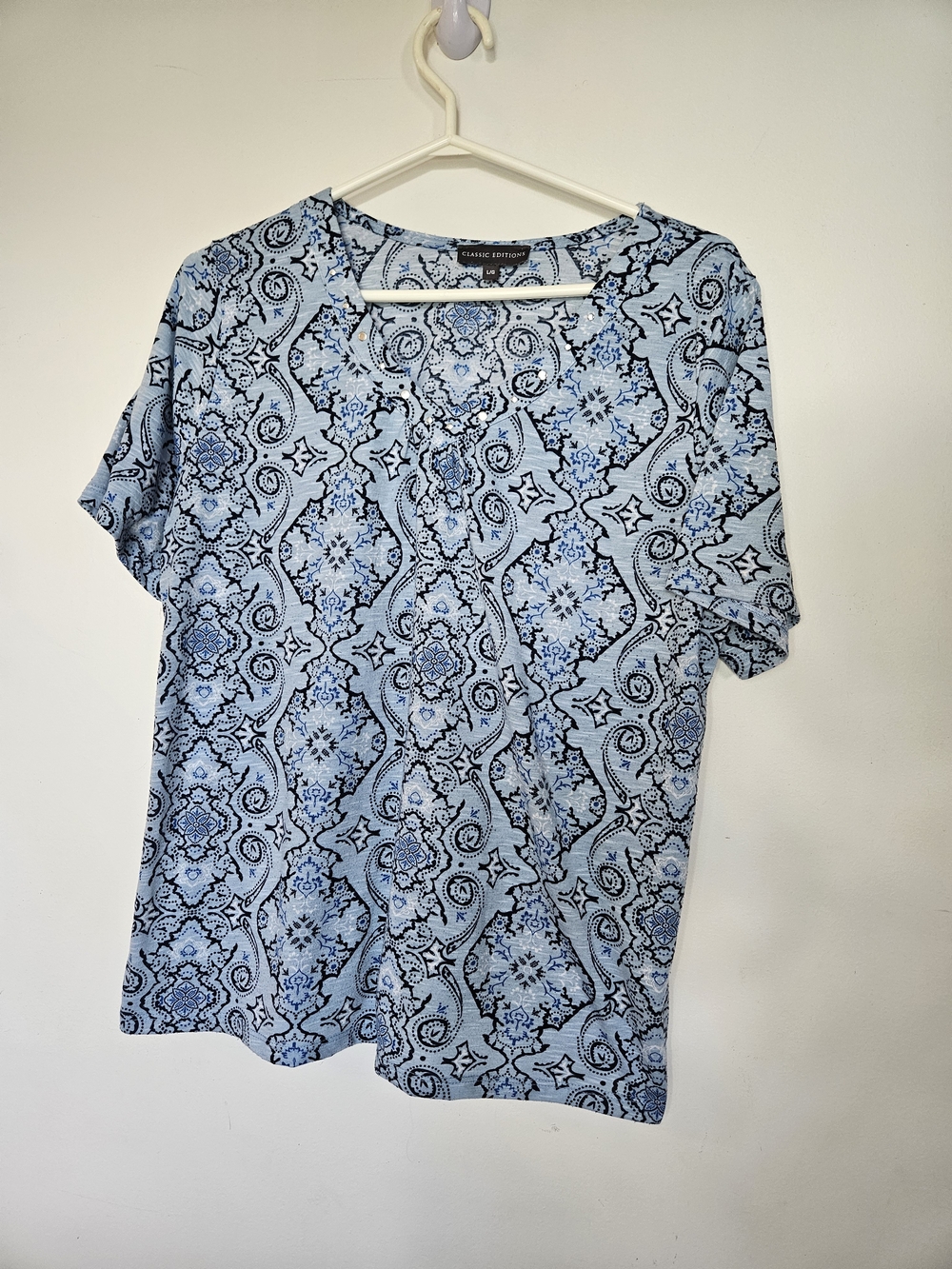 Classic Editions Blue Paisley Studded V-Neck Short Sleeve Top Size L🔥